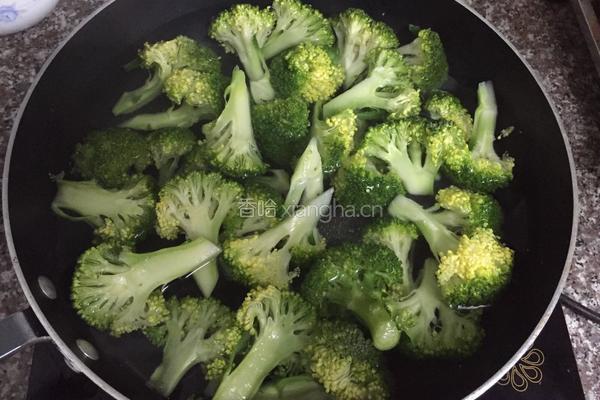 奶油蘑菇西兰花的做法图解1
