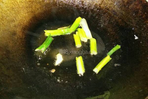 豆豉鲮鱼油麦菜的做法图解3