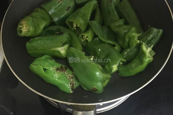 虎皮尖椒的做法图解1