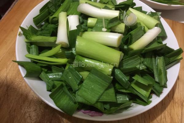 大蒜炒腊肉的做法图解1