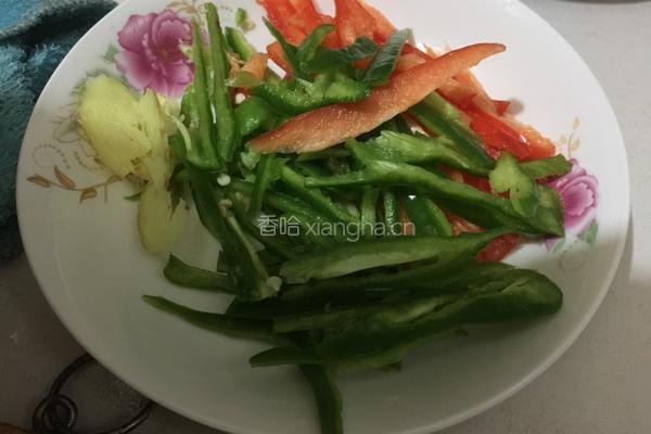 大蒜炒腊肉的做法图解2