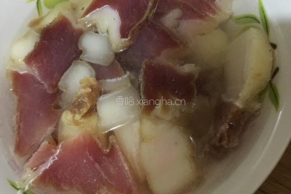 大蒜炒腊肉的做法图解3