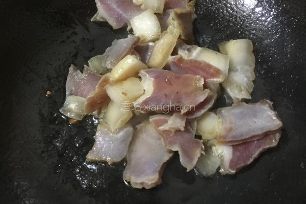 大蒜炒腊肉的做法图解5