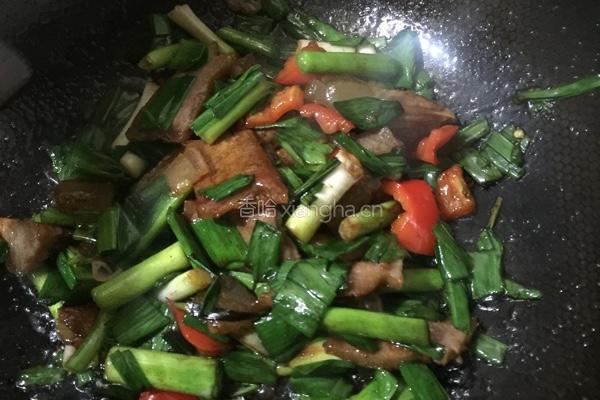 大蒜炒腊肉的做法图解8