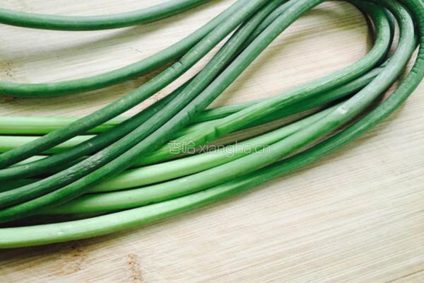 糖醋香肠蒜苔的做法图解1