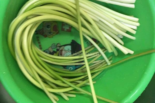 四川腊肉炒蒜苔的做法图解1