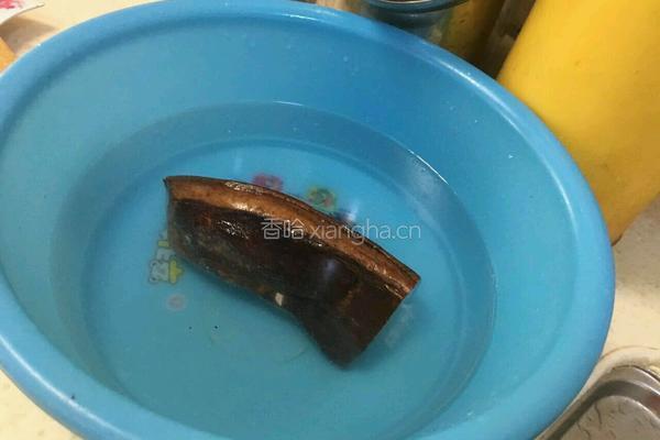 四川腊肉炒蒜苔的做法图解2