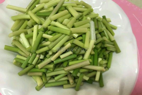 四川腊肉炒蒜苔的做法图解3