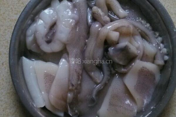 鲜鱿炒荷兰豆的做法图解5