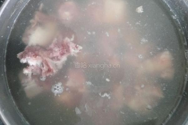 排骨莲藕土豆汤的做法图解1