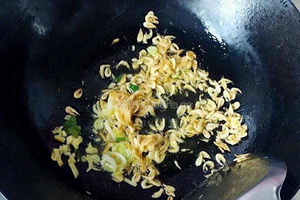 菠菜鸡蛋疙瘩汤的做法图解2