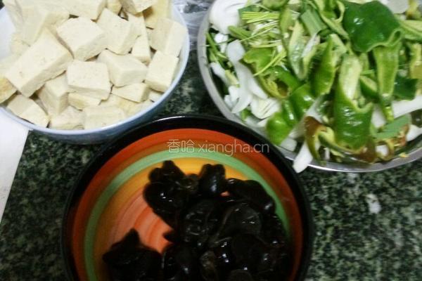 辣椒炒冻豆腐的做法图解1