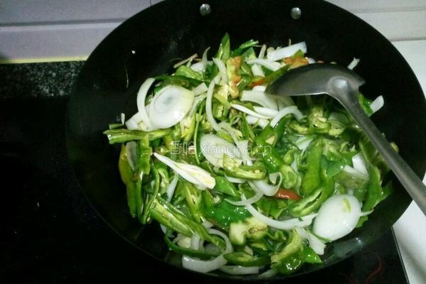 辣椒炒冻豆腐的做法图解2