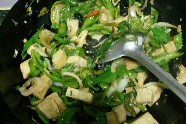 辣椒炒冻豆腐的做法图解5
