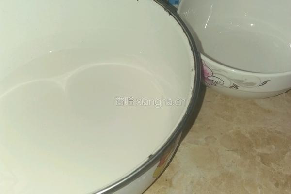 牛奶味冰淇淋的做法图解1