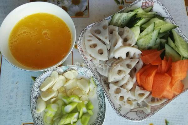 瓜片莲藕炒鸡蛋的做法图解1