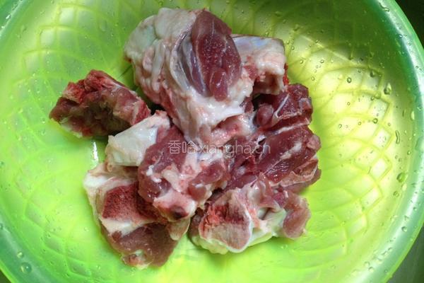 隔水炖筒骨汤的做法图解1