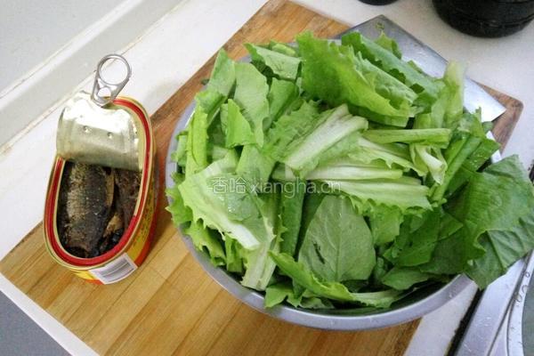 豆豉鲮鱼油麦菜的做法图解1