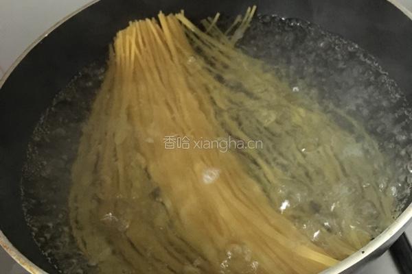 奶油培根意面的做法图解2