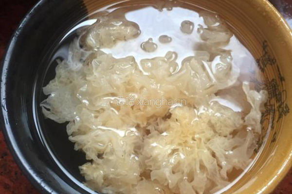 银耳西米汤的做法图解2