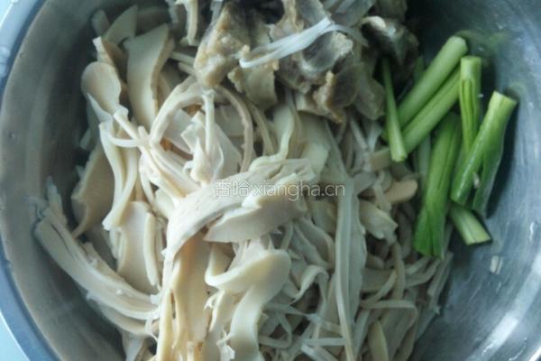 腊肉烩竹笋的做法图解1