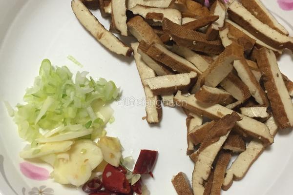 芹菜炒豆干的做法图解1