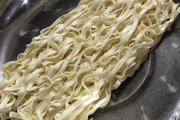 胡萝卜肉松炒面条的做法图解1