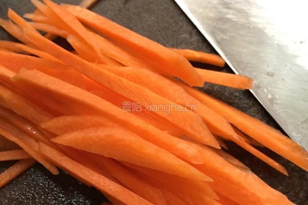 胡萝卜肉松炒面条的做法图解4