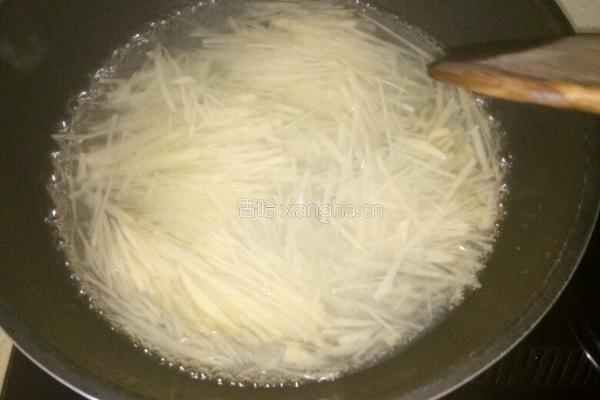 炝拌酸辣土豆丝的做法图解5