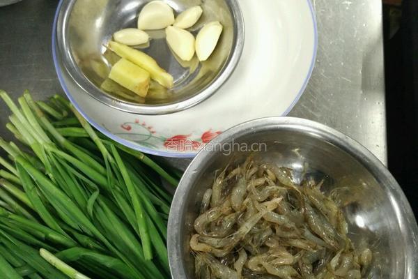 韭菜炒河虾的做法图解1