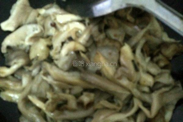 蒜苗蘑菇 小炒小肠的做法图解3