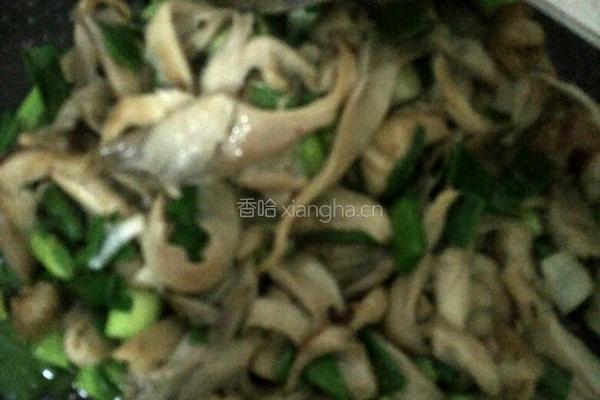 蒜苗蘑菇 小炒小肠的做法图解4