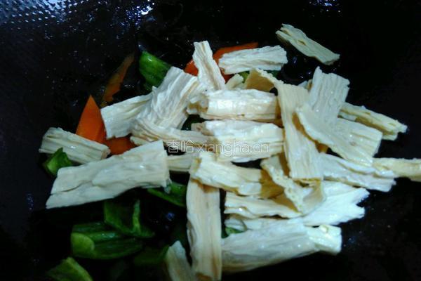 彩蔬炒腐竹的做法图解5