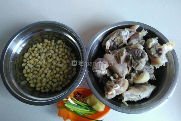 黄豆炖咸猪蹄的做法图解1