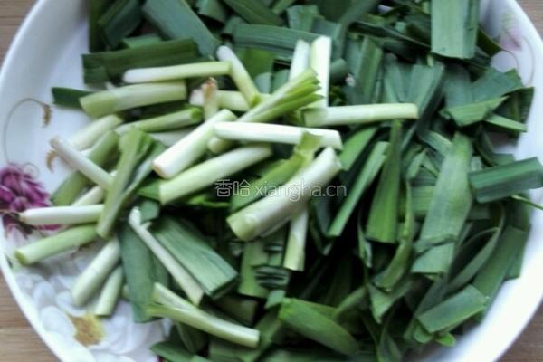 韭菜木耳炒肉片的做法图解2
