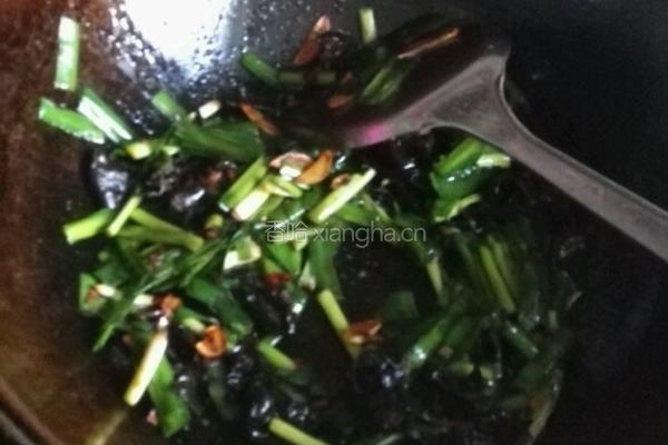 韭菜木耳炒肉片的做法图解7