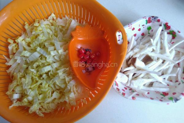 白菜炒鸡腿菇的做法图解2