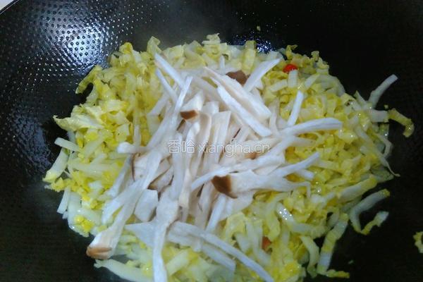 白菜炒鸡腿菇的做法图解5