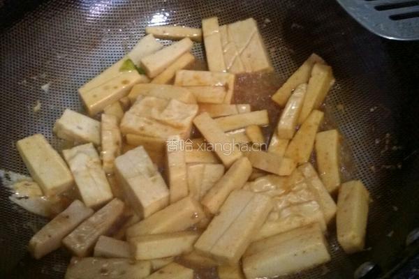 冻豆腐炒豆角的做法图解3
