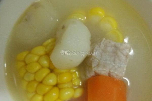 排骨胡萝卜玉米汤的做法图解1