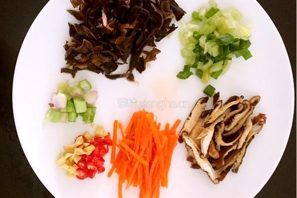 滑鸡煲仔饭的做法图解3