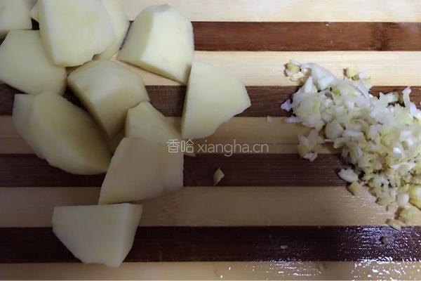 圆头儿土豆炖排骨的做法图解1