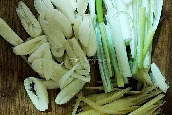 砂锅枸杞香菇鲫鱼豆腐汤的做法图解3