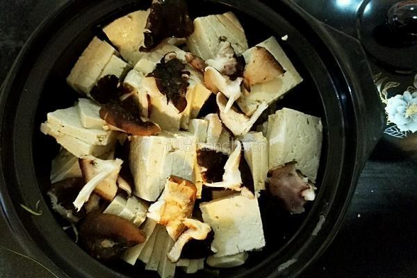 砂锅枸杞香菇鲫鱼豆腐汤的做法图解11