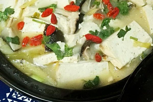砂锅枸杞香菇鲫鱼豆腐汤的做法图解15