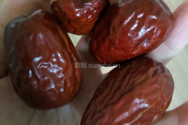 银耳莲子红枣汤的做法图解2