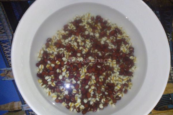 红豆薏米红枣粥的做法图解2