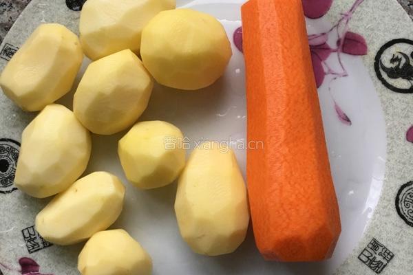 胡萝卜炒土豆片的做法图解1
