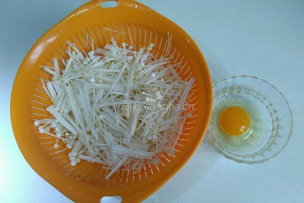 金针菇炒鸡蛋的做法图解1