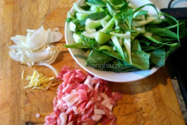 油白菜炒肉的做法图解1